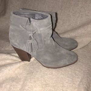 Grey plume ankle boots with tassel !